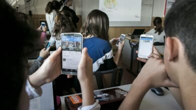 الهواتف المحمولة في المدارس بين المنع والاستعمال المناسب