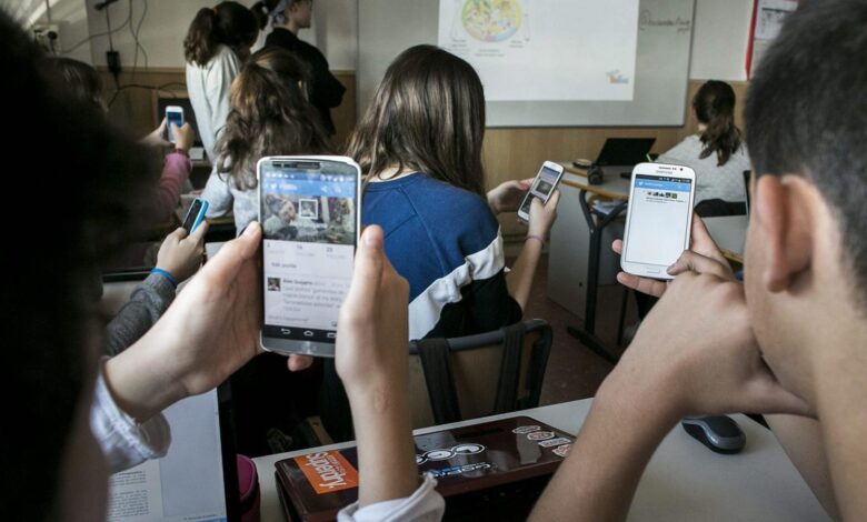 الهواتف المحمولة في المدارس بين المنع والاستعمال المناسب