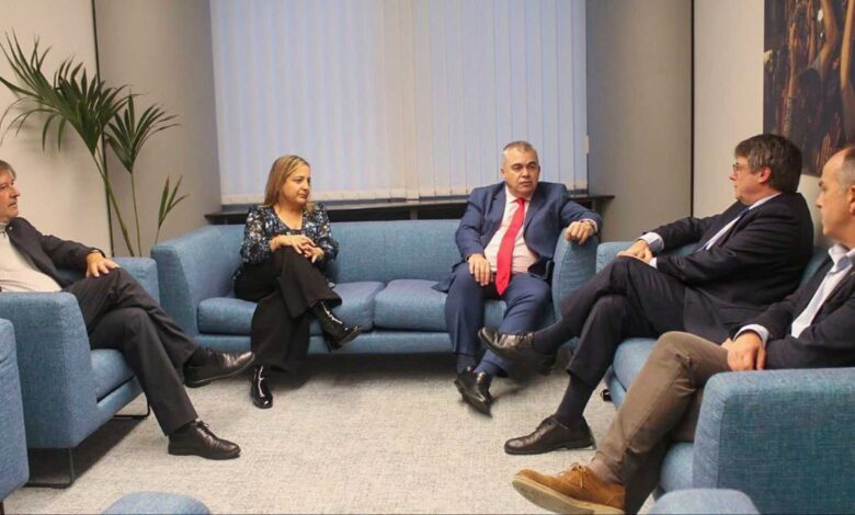 وفد من الحزب الاشتراكي الإسباني يلتقي رئيس كطلونيا السابق كارلاس بوجدمونت