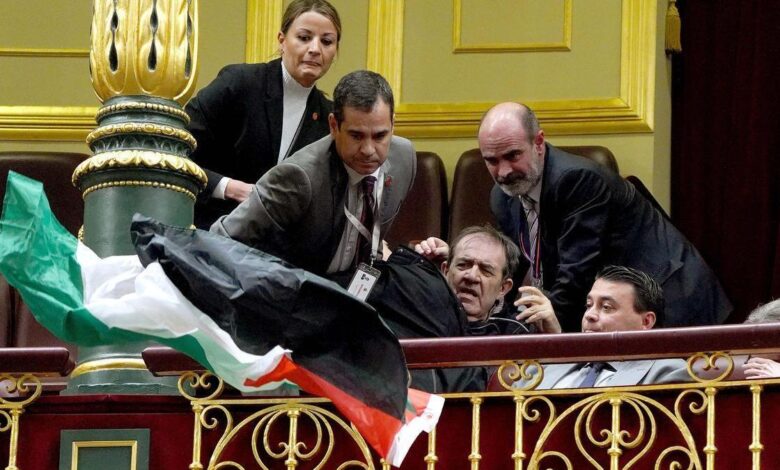 حاملين أعلام فلسطين..نشطاء يقاطعون كلمة وزير الخارجية الإسباني في البرلمان