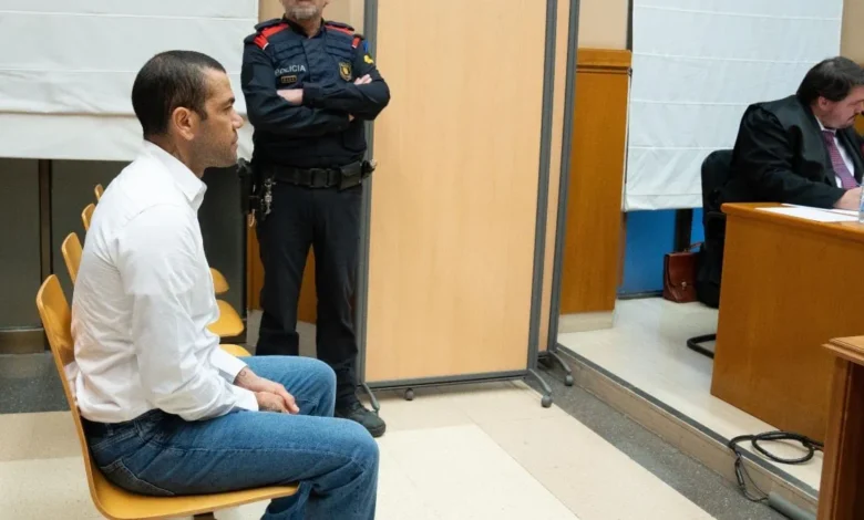 الحكم على لاعب برشلونة السابق داني ألفيش بالسجن أربع سنوات