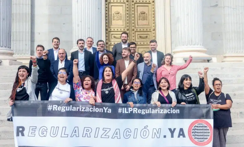 إسبانيا: الحزب الشعبي يدعم تسوية أوضاع المهاجرين غير النظاميين لكن بهذا الشرط