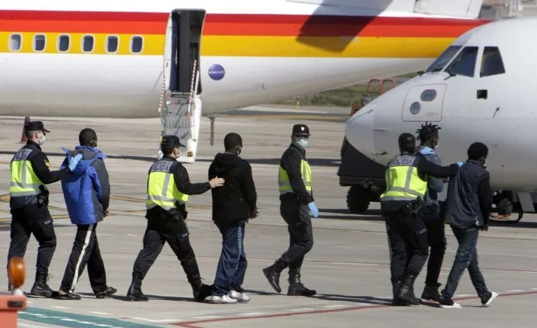 أرقام رسمية تكشف عدد المهاجرين المُطرودين من إسبانيا