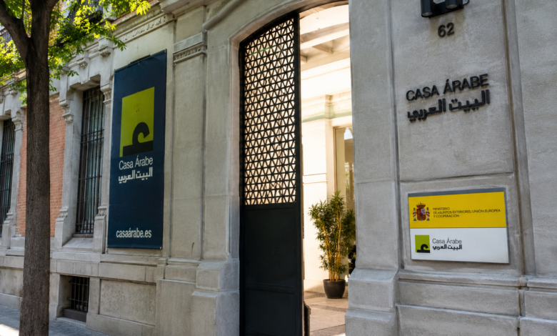 قرار إخلاء البيت العربي في مدريد يشعل موجة تضامن واسعة… سفراء ومثقفون عرب يدقون ناقوس الخطر